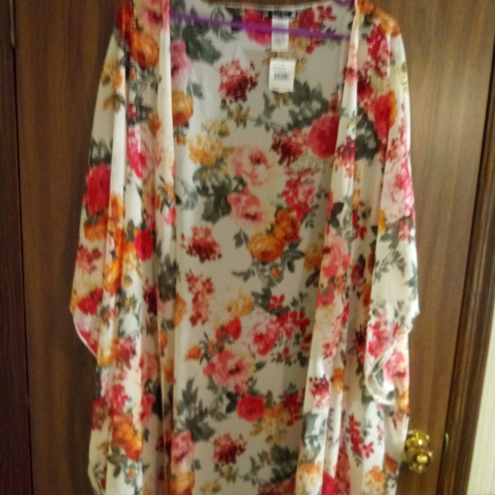 Very pretty floral Flowing over throw top